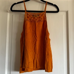 Orange/gult linne  - Oranget / gult linne med spetsdetalj Väldigt fint skick  Storlek M men passar också S