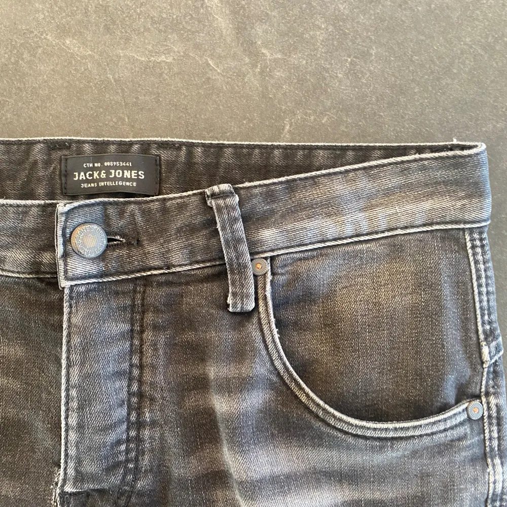 Riktgt snygga Jack & Jones jeans. Sjukt snygg färg o skön passform. Storlek 30/32. Kontakta för fler frågor eller funderingar.. Jeans & Byxor.