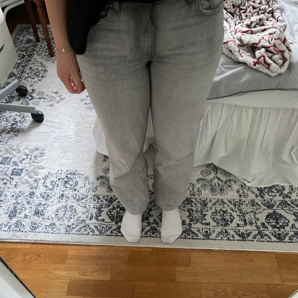 Säljer mina Gina Tricot lågmidjade Straight jeans, använda i ca 1 år. Uppsydda för alla short girlies, benet är ca 73 cm långt och passar mig perkfekt som är 158cm lång!. Jeans & Byxor.