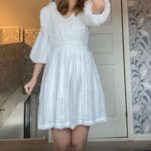 Klänning  - Super fin klänning till student eller sommar, köpt här på Vinted så 2/5 bilder är lånade. Men säljer den på grund av att jag hittat en annan🌸🌸 Det är en xs men passar en S (pris kan diskuteras) 