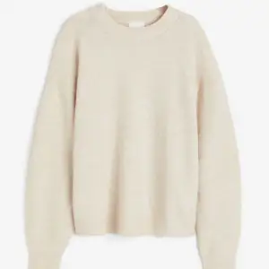 Säljer en beige stickad tröja i storlek S!! 🩷