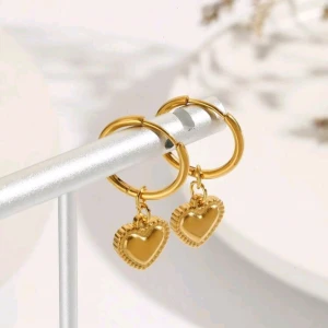 Hjärta droppe örhängen i rostfritt stål,NY - Höjd 3 cm Bredd 1.5 cm Rostfritt stål 