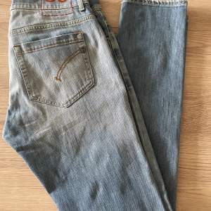 Säljer nu dessa dondup George jeans i en ass snygg färg. Storleken är 33 och dem är i nyskick, inga skador eller fläckar på dem! 