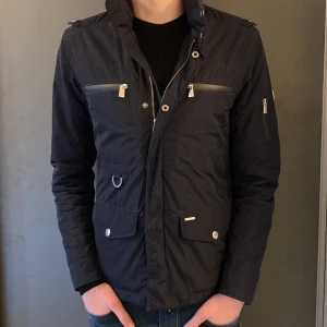 Blå Fieldjacka - Säljer nu denna asfeta fieldjackan ifrån märket Snoot i ett perfekt skick! Storleken är S och sitter därför bra på modellen. Nypris 2999kr❌ säljer nu för endast 799kr✅ Hör av dig vid minsta lilla fundering! 😊😊