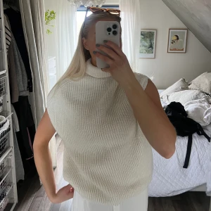 Stickad väst - Stickad väst från nakd med polokrage! Aldrig använd 