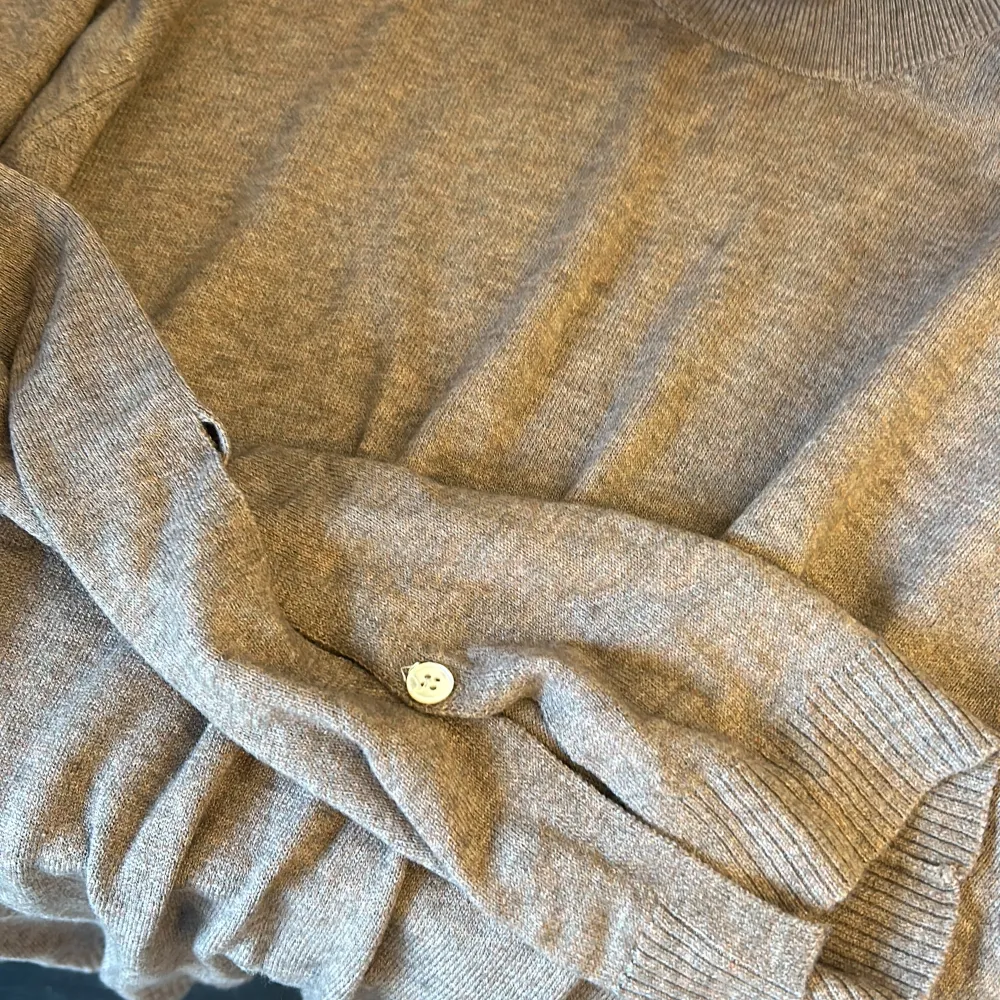 Tunn stickad tröja från hope i brun/beige. Använd ett fåtal ggr. . Tröjor & Koftor.