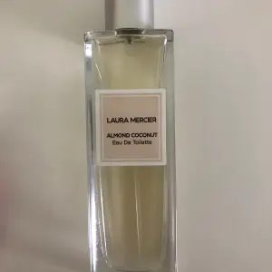 Säljer parfym från Laura Mercier i originalflaskan i doften Almond Coconut. Den luktar jättegott men säljer den då jag har så många andra parfymer. Helt oanvänd, allt innehåll är kvar🤍🤍