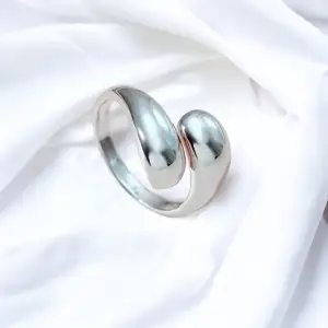 Trendig ring i färgen silver rostfitt! Mått: 1,8cm/0.71in, passar de flesta 99 kr