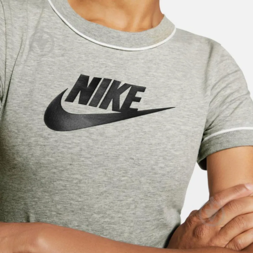Grå bodysuit från Nike, original, köpt för 399kr säljer för 170kr. Säljer den första bilden med grå body och svart Nike text. Mycket skön material, kan säga att den är i helt ny skick då den endast är använd en gång🫶🏼. Sport & träning.