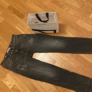 Replay Jeans - Hej säljer nu dessa as feta replay jeans med riktigt schyssta slitningar, Bra skick storlek 31/32