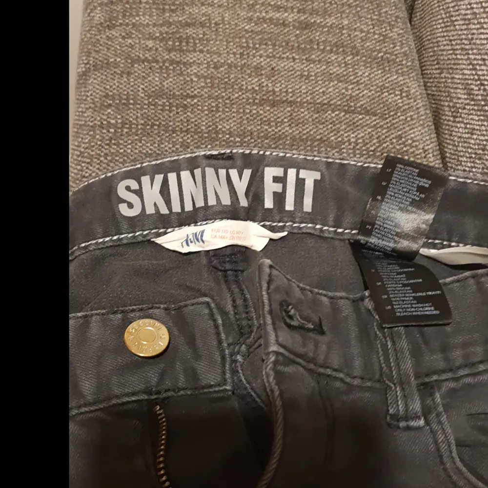 Ett par svarta jeans från h&m. Vad mer finns det att säga. Jag tycker att de är skitfula, men de är i bra kvalitet och kan nog användas till patches för en jacka . Jeans & Byxor.