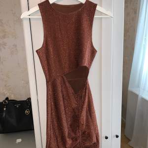 En brun glittrig klänning i strl XS från HM🌸  Mycket bra skick, endast använd en gång.