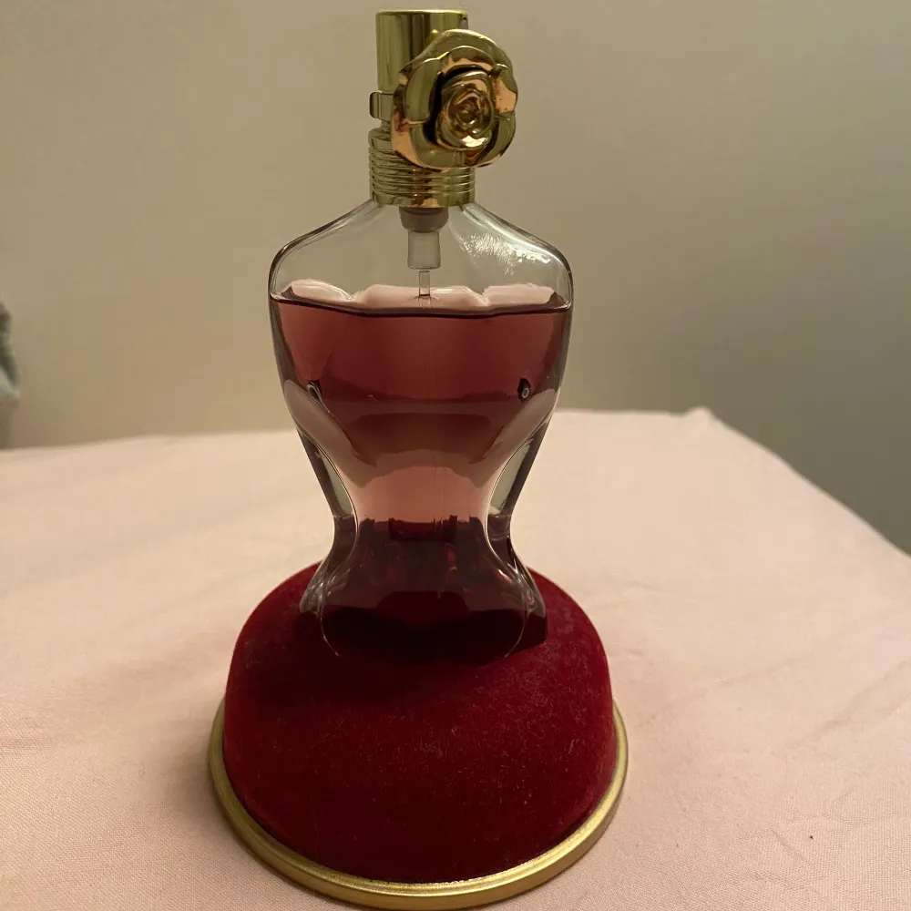 Jean Paul gaultier la Belle parfym. Säljer då det inte är en doft för mig, men luktar päron 🍐💘förvarats i skugga och inte blivit utsatt för solljus, värme eller liknande . Övrigt.