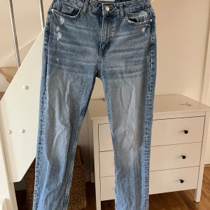 Långa raka jeans - Så snygga jeans från zara som tyvärrr för små för mig. Somrig blå färg med lite slitningar fram, stl 36. Knappt använda!