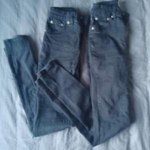 Två par jeans från Lager 157, båda samma storlek med stylen Snake  60/st men 100 för båda