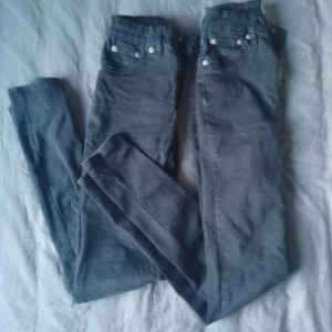 Två par jeans - Två par jeans från Lager 157, båda samma storlek med stylen Snake  60/st men 100 för båda