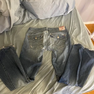 True religon - snygga trues med slitningar! 