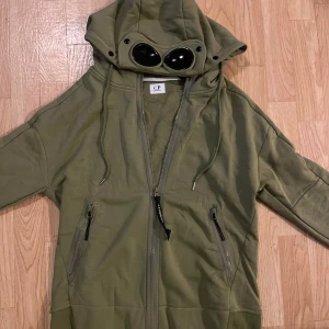 Cp Company hoodie - Storlek M. Bra skick utan några defekter. Skicka gärna prisförslag.