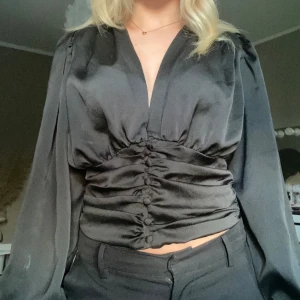 Super snygg festtopp - Super snygg festtopp från gina! Storlek 40 men sitter som på bilden på mig och jag har S/xs 