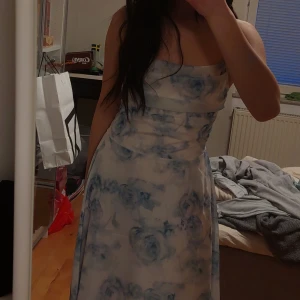 Lång klänning - Fin lång klänning som aldrig blivit använd.
