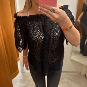 Spets topp💗 - Jag säljer nu min älskade spets topp💗 kom med ett bra bud över 300kr💗 toppen passar till vardags och fest