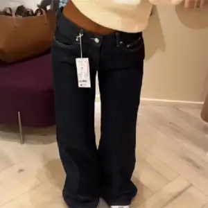 Gråa lågmidjade jeans från Gina Tricot ”Low Straight Jeans”. Väldigt fint skick. Nypris 499kr. Samma modell som på första bilden fast grå. Storlek 32 men motsvarar 34 då de är stora i storleken. Innerbenslängden är 78 cm. Tryck gärna på köp nu.