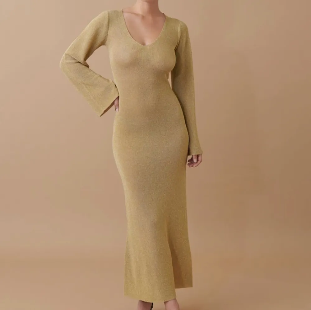 Säljer min helt oanvända klänning från Gina Tricot. Den är i storlek M och lappar är fortfarande kvar då storleken var för liten för mig. Köptes för 599kr . Klänningar.