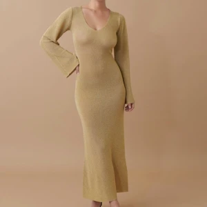 Glittrig klänning från gina - Säljer min helt oanvända klänning från Gina Tricot. Den är i storlek M och lappar är fortfarande kvar då storleken var för liten för mig. Köptes för 599kr 