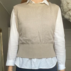 Beige stickad väst - Legat i påse därav lite skrynklig. Storlek xs. Passar xs-s. Säljes pga att den inte används längre. Kan hämtas i göteborg eller skickas 😊