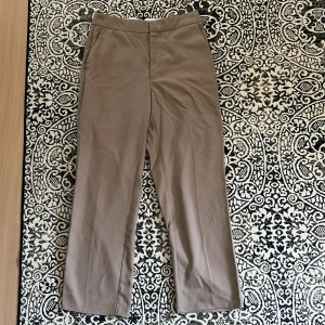 Kostymbyxor - Kostymbyxor från Carin Wester. Fint skick i strl 38. På mig som är 178 slutar de över anklarna.