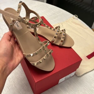 Valentino rockstud sandaler - Säljer mina Valentino Garavani rockstud flat rubber sandals i färgen ”poudre”. Använda 2-3 gånger. 