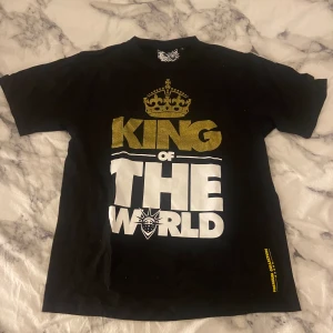 Yld tröja 🖤 - Cool tröja från YLD (your local dealer) med glittrigt tryck på framsidan, fint skick, storlek XL så sitter lite oversized! 🖤 Skriv vid frågor osv! 