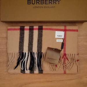 Väldigt mjuk och fin Burberry kashmirhalsduk / kashmir scarf från brittiska lyxmodehuset Burberry  Helt ny med etiketter