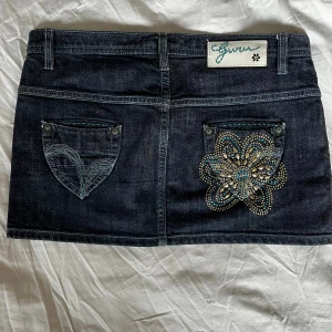 Mini Jeanskjol - En jättefin vintage jeanskjol med jätte coola fickor! Ser ut som ny och har inga defekter. 