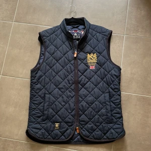 Morris väst - Säljer nu denna fräscha västen då den ej kommer till användning. Skick 9/10 Inga defekter. Nypris 1999kr