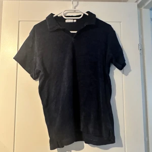 Blå froté T-shirt -  Säljer då jag har växt hur den. Bra skick men är använd under en sommar så 7/10. Nypris runt 300-350 kr från Kappahl. Skriv gärna om du har funderingar. Priser går att diskutera vid snabb affär🙂