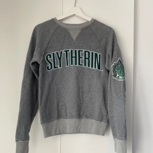 Harry Potter Sweatshirt - Köpt i London på Warner Bros Studio Tour. Aldrig använd utan bara hängt i garderoben. Kostar 780kr originalpris.