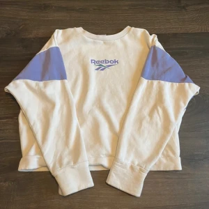 Reebok hoddie - Reebok collegetröja. Jätte snygg. Skriv för fler bilder eller frågor. Står att den är i storlek L men passar mindre också beroende på hur man vill att den ska sita. 