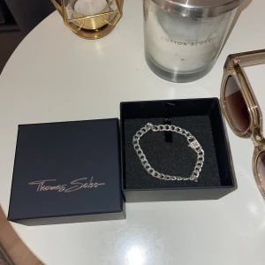 Tomas Sabo armband  - Säljer detta fina armband då jag har börjat använda guld istället, armbandet är bara testat men annars oanvänt. Köpt för 2200kr men säljer för 700kr, hör av er vid frågor!💕💕