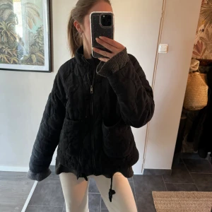 Vår jacka  - Vårjacka från Zara, kommer inte till användning. Den är svart/grå 