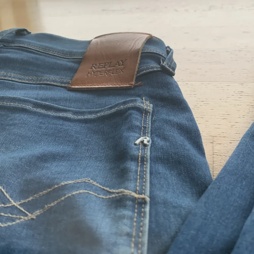 Ett par riktigt schyssta jeans från Replay. Modellen är Anbass. Perfekt skick. Nypris ca 1499. Köp för endast 549 (inte fast). Hör av er vid funderingar eller frågor⚜️. Jeans & Byxor.