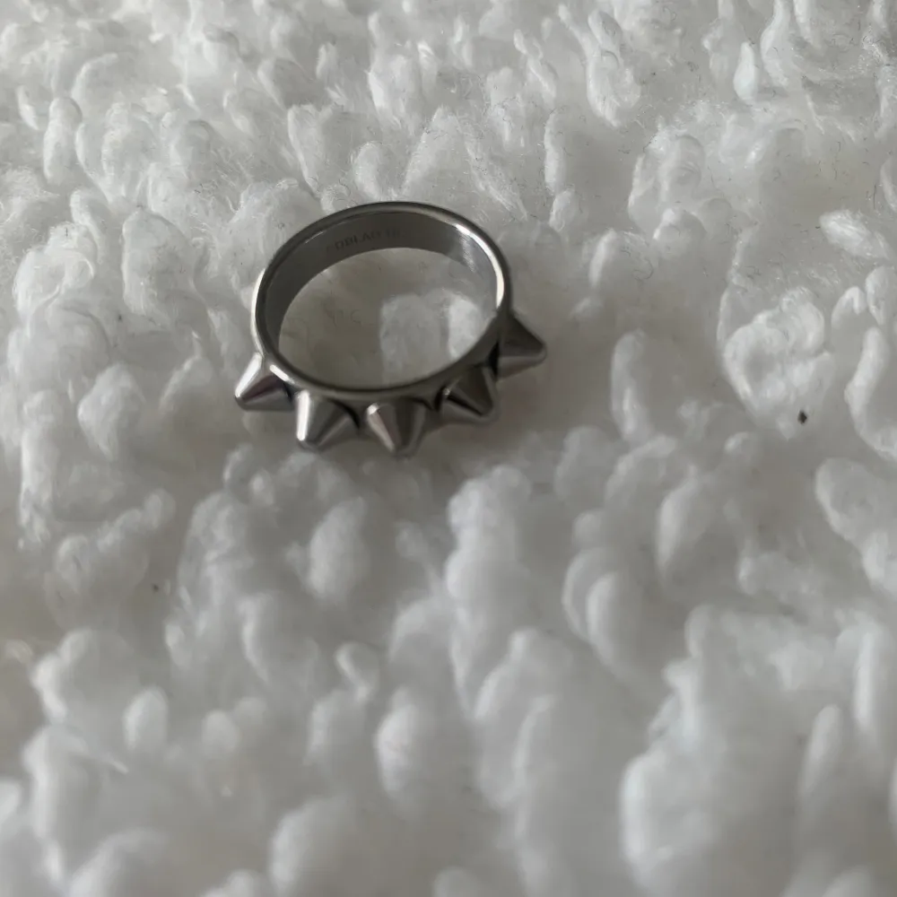 Super trendig ring från Edblad. Jättefin och i nyskick, aldrig använd! (Bytt till guld, det är därför jag säljer❤️) Skriv om ni har frågor! ❤️❤️ Ringen är 16,80mm. Accessoarer.
