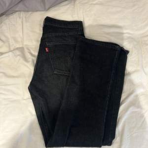Skitsnygga vintage Levis jeans som är lågmidjade! Tyvärr lite för kosta på mig som är 171 så de kommer därav ej till användning😢Passar bra på mig annars som är 34/36 men passar även 38🦋 Köparen står för fraktkostnader🩷
