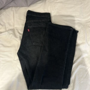 Vintage lågmidjade Levis jeans  - Skitsnygga vintage Levis jeans som är lågmidjade! Tyvärr lite för kosta på mig som är 171 så de kommer därav ej till användning😢Passar bra på mig annars som är 34/36 men passar även 38🦋 Köparen står för fraktkostnader🩷