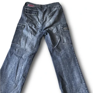 Lågmidjade baggy  - Dess ursnygga jeans har legat o skräpat i garderoben ett tag. Nu ska de säljas! Skit snygga jeans med rosa detalj och coola fickor på sidan. Dragkedjan sitter fast och har inte haft orken att fixa, därför säljer jag dem. Hoppas någon händig kan lösa💕