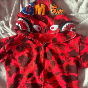 Bape zippupp hoodie - Perfect form och använd 1 gång, skön material och passar bra me outfits
