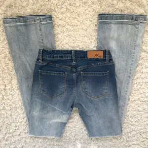 Såå coola o unika utsvängda jeans med ombre effekt i färgen! Storlek 27 - passar en xs. Midjemått: 35 cm tvärsöver (obs mer stretchiga än vanligt) och innebenslängden: 82.5 cm. Jag på bilden är 166 cm 🩷