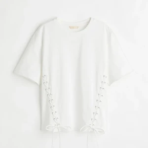 Hm t-shirt - Säljer min favvo t shirt som är väldigt trendig just nu. Säljer endast då jag behöver pengar men kommer inte gå ned i pris 🤍🤍🤍🤍