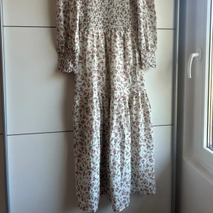 Lång klänning  - En jätt söt sommarklänning som är knappt använd, däremot är den lång. Storleken är i S 