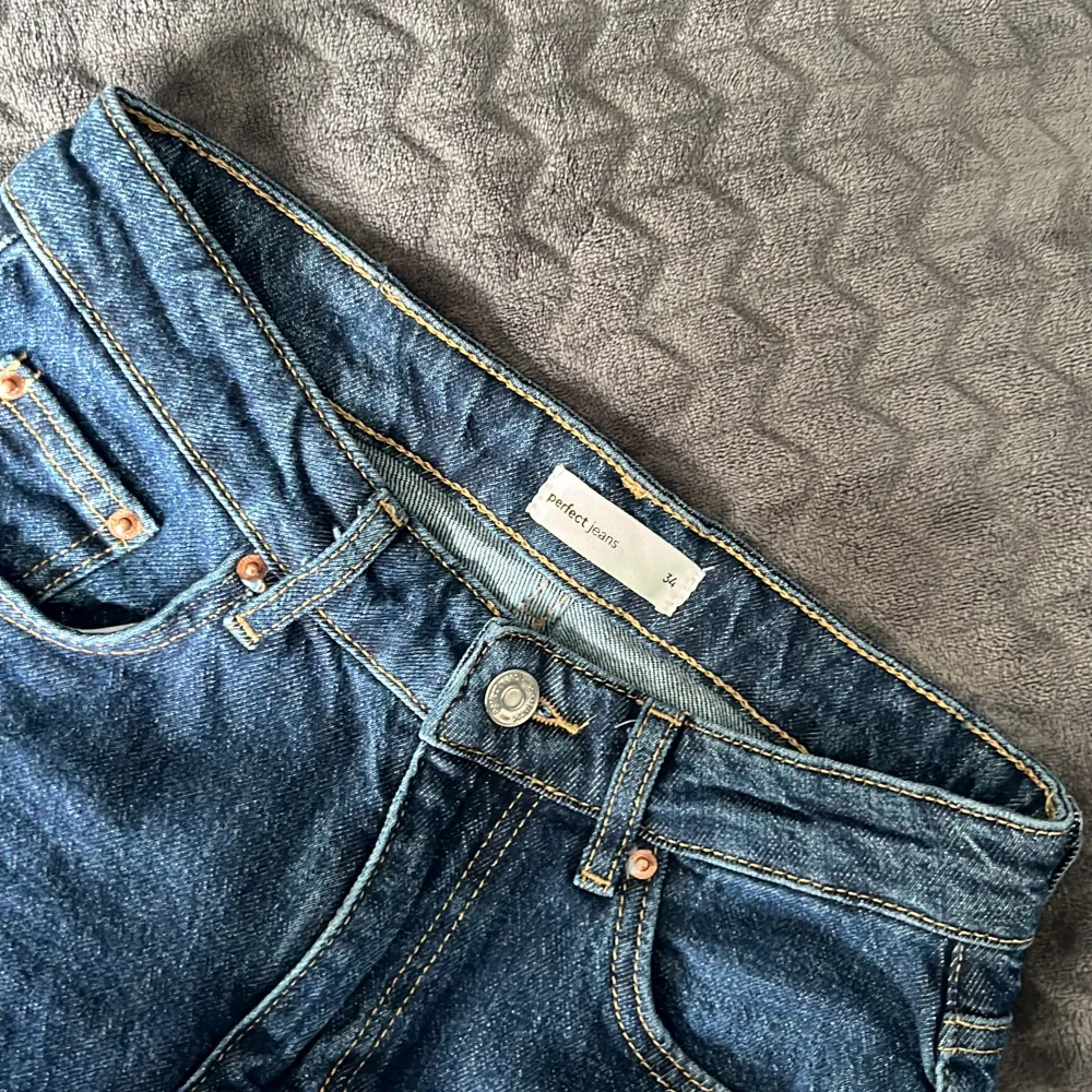 Jättefina jeans i bra skick från Gina Tricot💕högmidjade💕passar jättebra men tyvärr för långa för mig (jag är 163cm) hör av dig för frågor❤️. Jeans & Byxor.